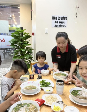 KHÁCH HÀNG GHÉ QUÁN PHỞ