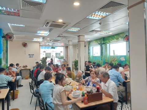 KHÁCH HÀNG ĐẾN QUÁN 