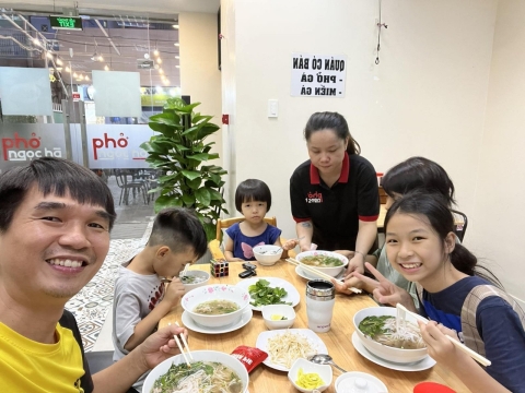 KHÁCH HÀNG GHÉ QUÁN PHỞ